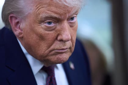 El presidente estadounidense, Donald Trump, habla con reporteros en el Air Force One tras dejar el Foro Económico Mundial de Davos rumbo a Washington.