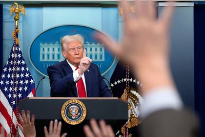El presidente estadounidense Donald Trump habla en la sala de prensa James Brady de la Casa Blanca. (AP Foto/Alex Brandon)