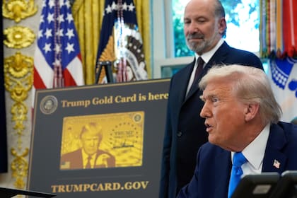 El presidente estadounidense, Donald Trump, habla junto con el secretario de Comercio, Howard Lutnick, en la Casa Blanca