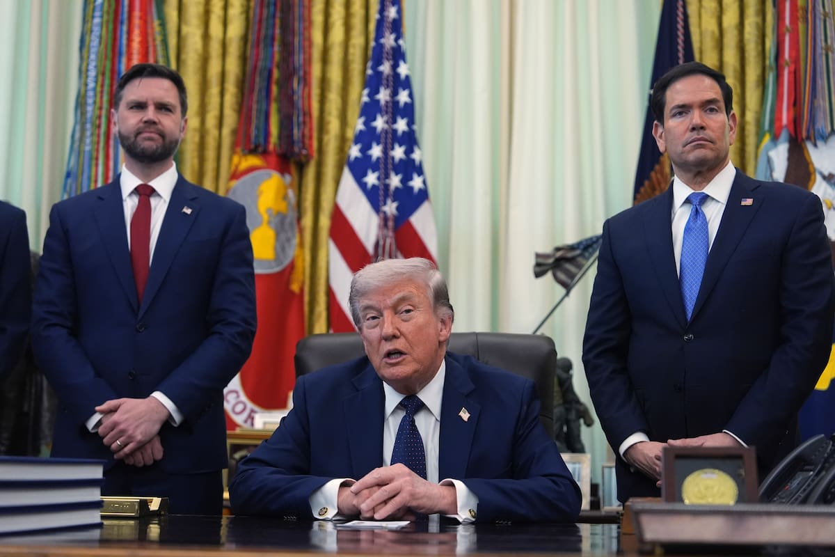 El presidente estadounidense Donald Trump habla mientras el secretario de Estado, Marco Rubio, derecha, y el vicepresidente, JD Vance, escuchan en el Despacho Oval de la Casa Blanca.