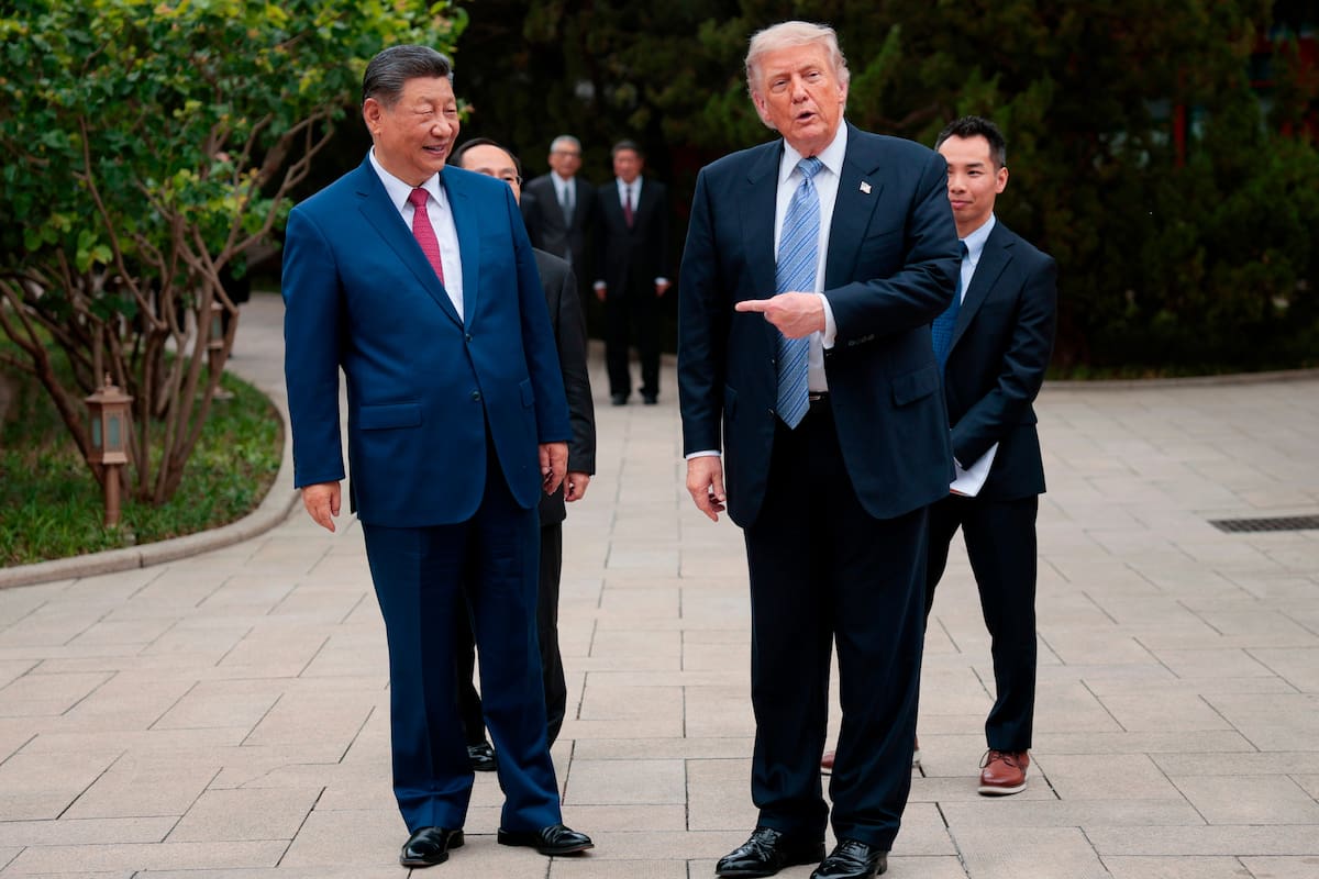 El presidente estadounidense Donald Trump hace un gesto hacia el mandatario chino Xi Jinping tras visitar el jardín Zhongnanhai, el viernes 15 de mayo de 2026, en Beijing. (Evan Vucci/Foto compartida vía AP)