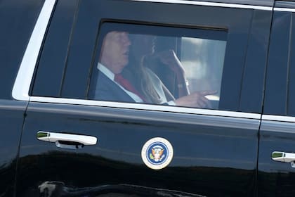 El presidente estadounidense Donald Trump llega en su limusina para abordar el helicóptero presidencial Marine One en la Elipse, el lunes 27 de julio de 2026, cerca de la Casa Blanca en Washington. (AP Foto/Mark Schiefelbein)