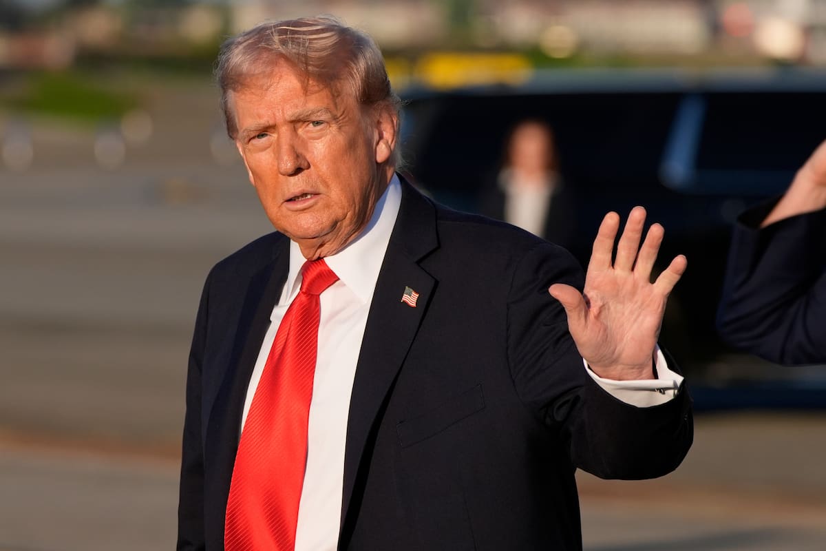 El presidente estadounidense Donald Trump llega al Aeropuerto LaGuardia de Nueva York, el jueves 11 de septiembre de 2025 (AP Foto/Alex Brandon)