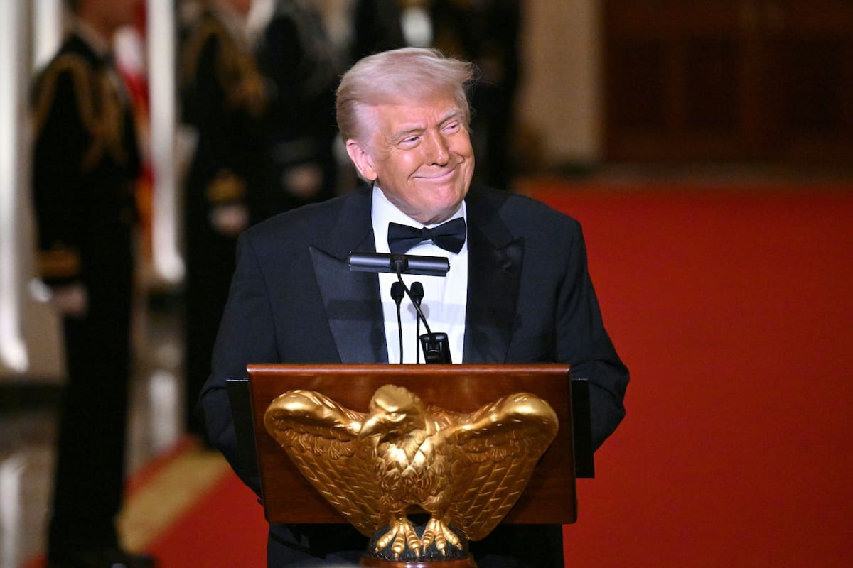 El presidente estadounidense Donald Trump ofrece un discurso en la cena de la Asociación Nacional de Gobernadores en la Sala Este de la Casa Blanca, en Washington, el sábado 22 de febrero de 2025.. (Pool via AP)