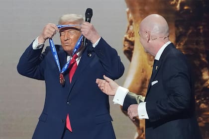 El presidente estadounidense Donald Trump recibe el Premio de la Paz de la FIFA de manos de Gianni Infantino, el presidente de la FIFA, durante el sorteo de la Copa Mundial, el 5 de diciembre de 2025, en Washington. (AP Foto/Evan Vucci,)