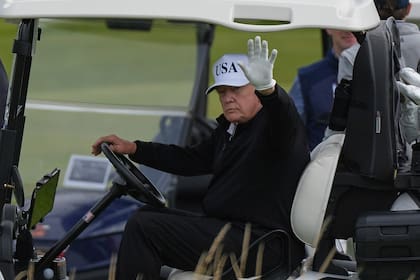 El presidente estadounidense, Donald Trump, saluda a los periodistas mientras recorre el campo de golf Trump Turnberry en Turnberry, Escocia, el sábado 26 de julio de 2025.
