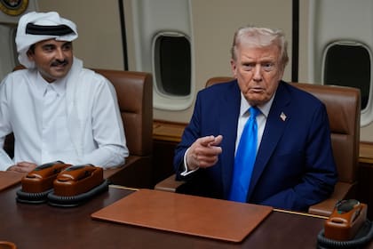 El presidente estadounidense Donald Trump se reúne con el emir de Qatar, el jeque Tamim bin Hamad al-Thani a bordo del Air Force One, en octubre de 2025