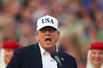 El presidente estadounidense Donald Trump se dirige a la multitud durante el Abierto de Irlanda en el campo Trump International Golf Links en Doonbeg, Irlanda, el domingo 13 de septiembre de 2026.