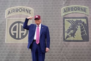El presidente estadounidense Donald Trump señala una gorra del Ejército durante un evento en Fort Bragg, Carolina del Norte, el martes 10 de junio de 2025