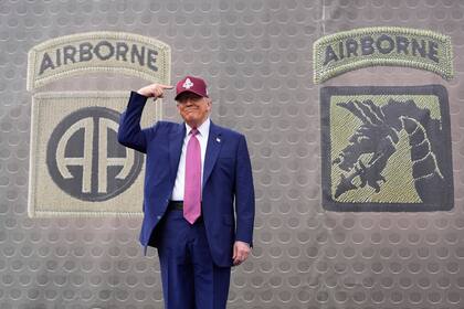 El presidente estadounidense Donald Trump señala una gorra del Ejército durante un evento en Fort Bragg, Carolina del Norte, el martes 10 de junio de 2025
