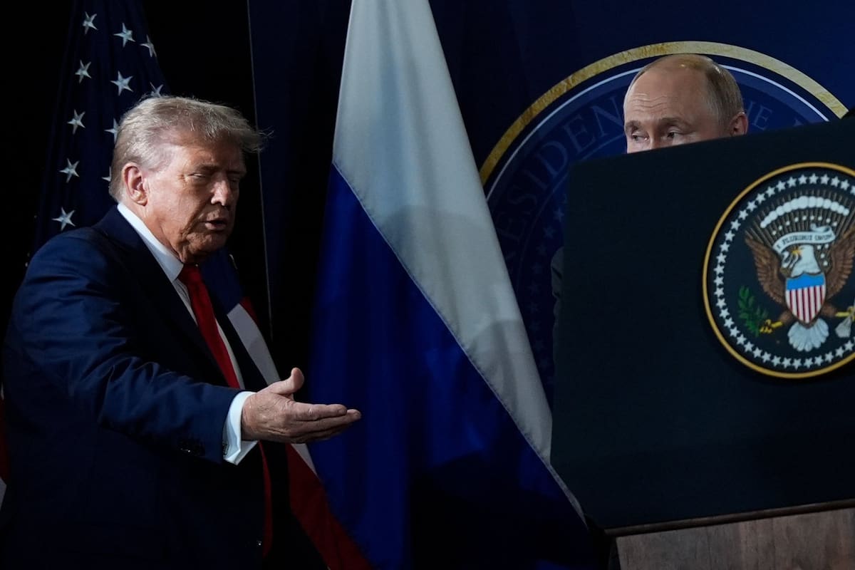 El presidente estadounidense Donald Trump y el presidente ruso Vladimir Putin llegan a una conferencia de prensa en la base conjunta Elmendorf-Richardson en Anchorage, Alaska, el 15 de agosto de 2025
