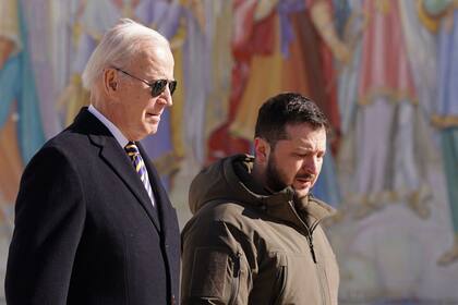 El presidente estadounidense Joe Biden  camina junto al presidente ucraniano Volodimir Zelensky a su llegada para una visita en Kiev el 20 de febrero de 2023.