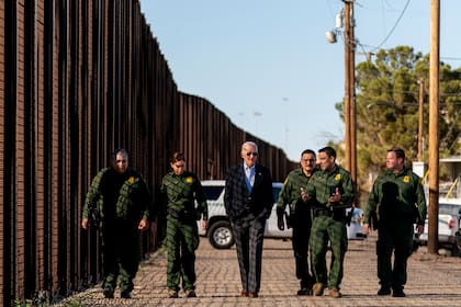 El presidente estadounidense Joe Biden camina junto con agentes de la Patrulla Fronteriza en un tramo de la frontera entre Estados Unidos y México