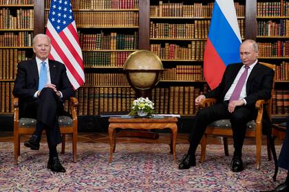 El presidente estadounidense Joe Biden con el presidente ruso Vladimir Putin en Ginebra el 16 de junio de 2021.   (Foto AP/Patrick Semansky)