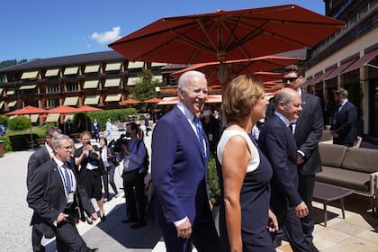 El presidente estadounidense, Joe Biden, con el canciller alemán, Olaf Scholz, y la esposa de Scholz, Britta Ernst, salen después de asistir a la ceremonia oficial de bienvenida el primer día de la cumbre del G7