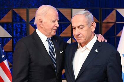 El presidente estadounidense Joe Biden consuela al primer ministro israelí Benjamin Netanyahu durante una rueda de prensa conjunta tras su reunión.