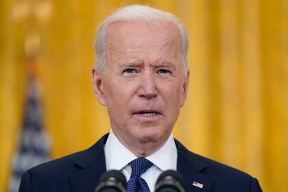 El presidente estadounidense Joe Biden da un mensaje sobre la economía del país, el 10 de mayo de 2021 en el Salón Este de la Casa Blanca, en Washington. (AP Foto/Evan Vucci)