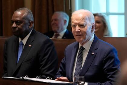 El presidente estadounidense Joe Biden, derecha, se encuentra sentado al lado del secretario de Defensa, Lloyd Austin, a la espera de que los periodistas abandonen una sala de la Casa Blanca, en Washington, el miércoles 15 de mayo de 2024. (AP Foto/Susan Walsh)