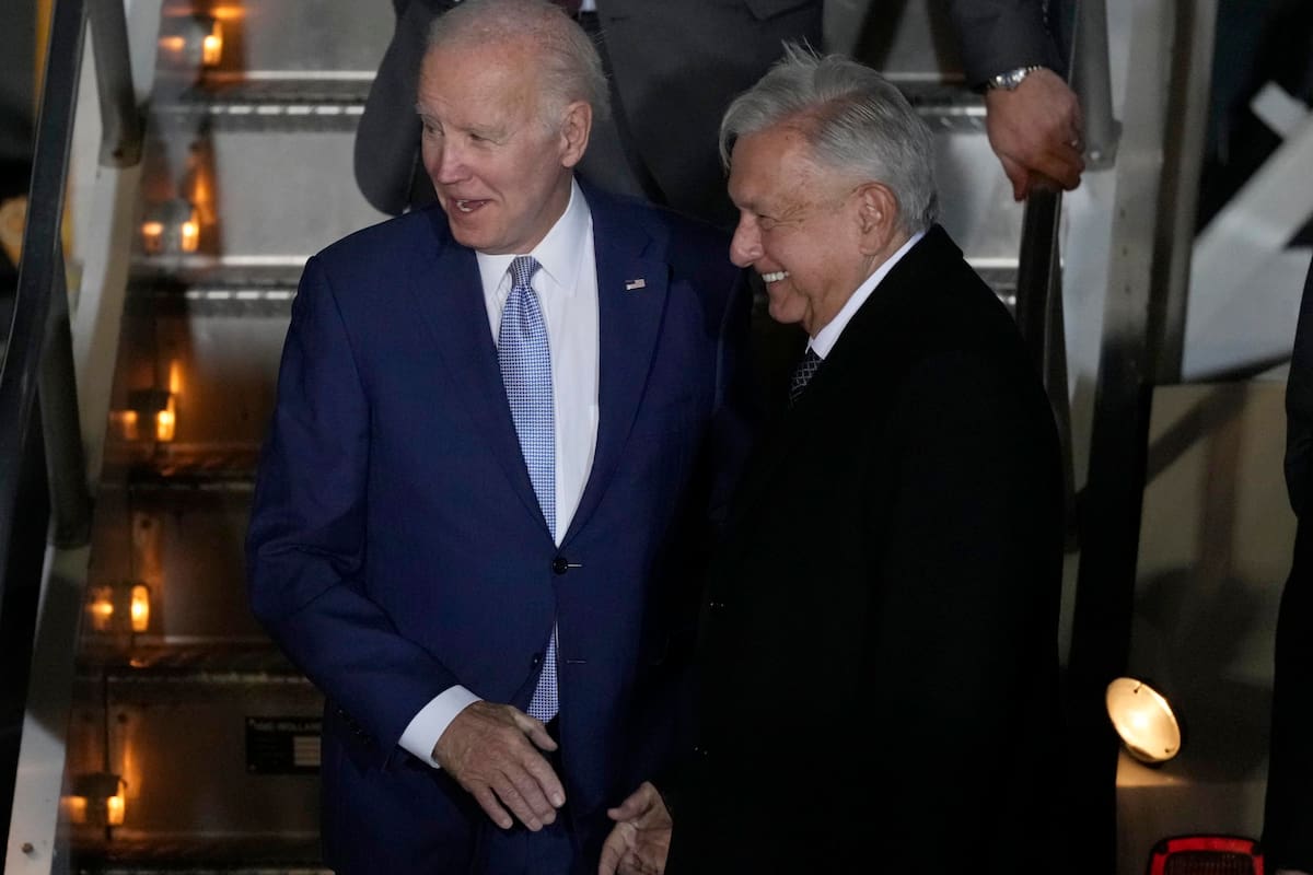 El presidente estadounidense Joe Biden es recibido por su homólogo mexicano Andrés Manuel López Obrador en el Aeropuerto Internacional Felipe Ángeles