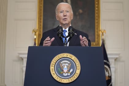 El presidente estadounidense Joe Biden habla sobre el paquete de ayuda a Ucrania e Israel por 95.000 millones de dólares que se debate en el Congreso, en la Sala del Comedor del Estado de la Casa Blanca, el martes 13 de febrero de 2024