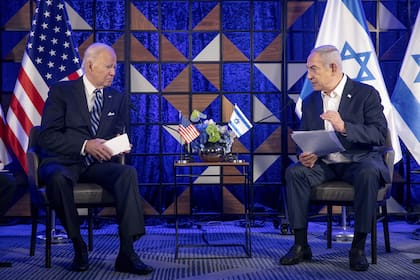 El presidente estadounidense Joe Biden, izquierda, se reúne con el primer ministro israelí, Benjamin Netanyahu, derecha, para discutir la guerra entre Israel y Hamas, en Tel Aviv, Israel, el miércoles 18 de octubre de 2023.