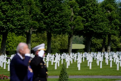 El presidente estadounidense Joe Biden, la primera dama Jill Biden y el general Robert B. Sofge Jr. tras la colocación de una ofrenda floral en el cementerio estadounidense de la Primera Guerra Mundial de Aisne-Marne en Belleau, Francia, el domingo 9 de junio de 2024. (Foto AP/Evan Vucci)
