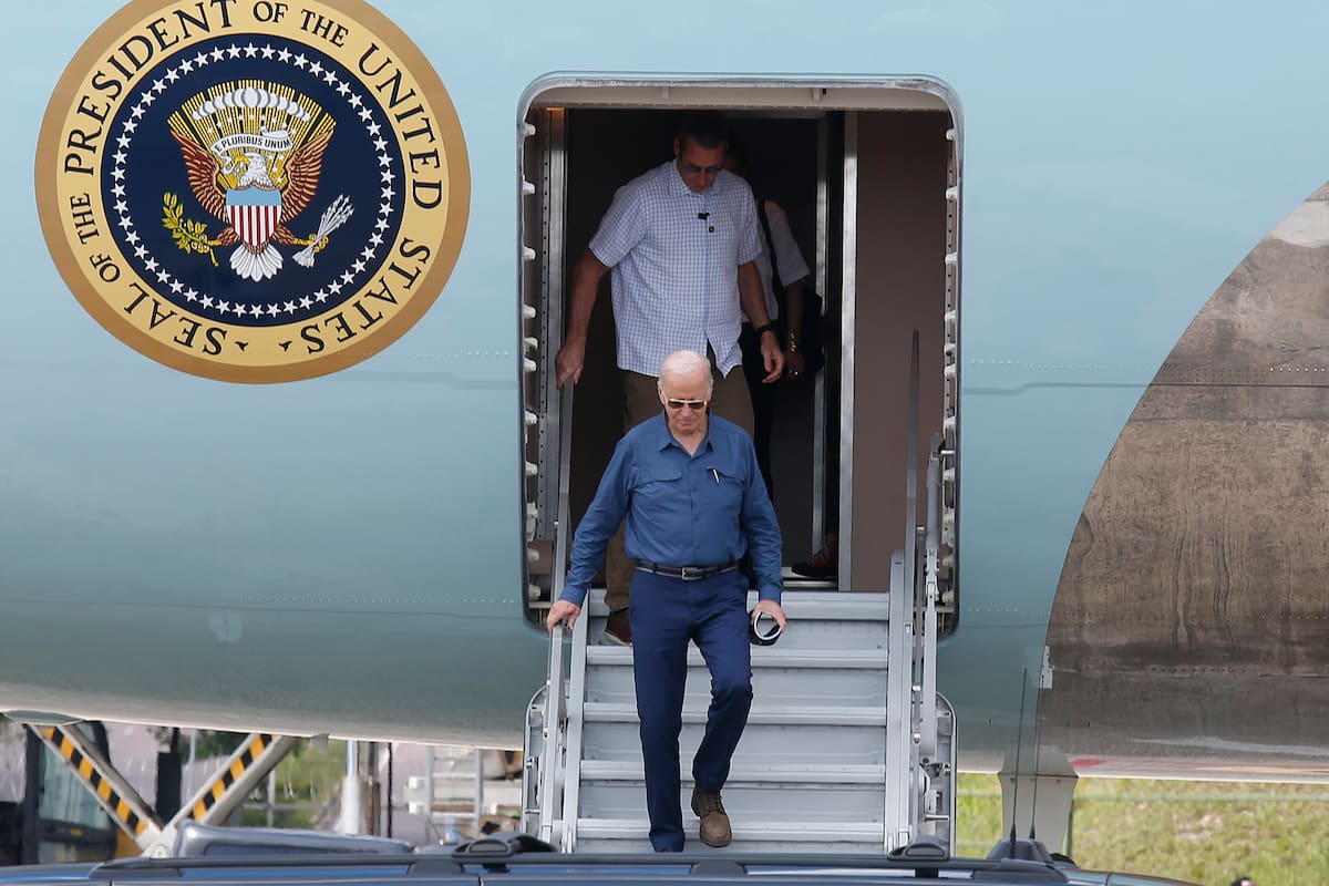 El presidente estadounidense Joe Biden llega al Aeropuerto Internacional Manaos-Eduardo Gomes en Manaos, Brasil, el 17 de noviembre del 2024. (AP foto/Edmar Barros)
