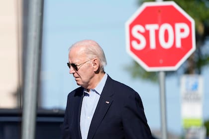 El presidente estadounidense Joe Biden sale de la iglesia católica St. Edmond en Rehoboth Beach, Delaware