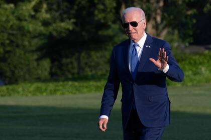 El presidente estadounidense Joe Biden saluda desde el jardín sur de la Casa Blanca en Washington, DC, el 1 de junio de 2023, a su regreso de Colorado Springs.