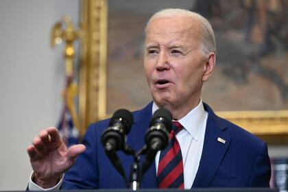 El presidente estadounidense Joe Biden se dirige al colapso del puente de Baltimore, Maryland, en la Sala Roosevelt de la Casa Blanca en Washington, DC, el 26 de marzo de 2024