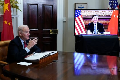 El presidente estadounidense, Joe Biden, se reúne vía video con el presidente chino, Xi Jinping, desde la Casa Blanca el 15 de noviembre del 2021.  (AP Foto/Susan Walsh)
