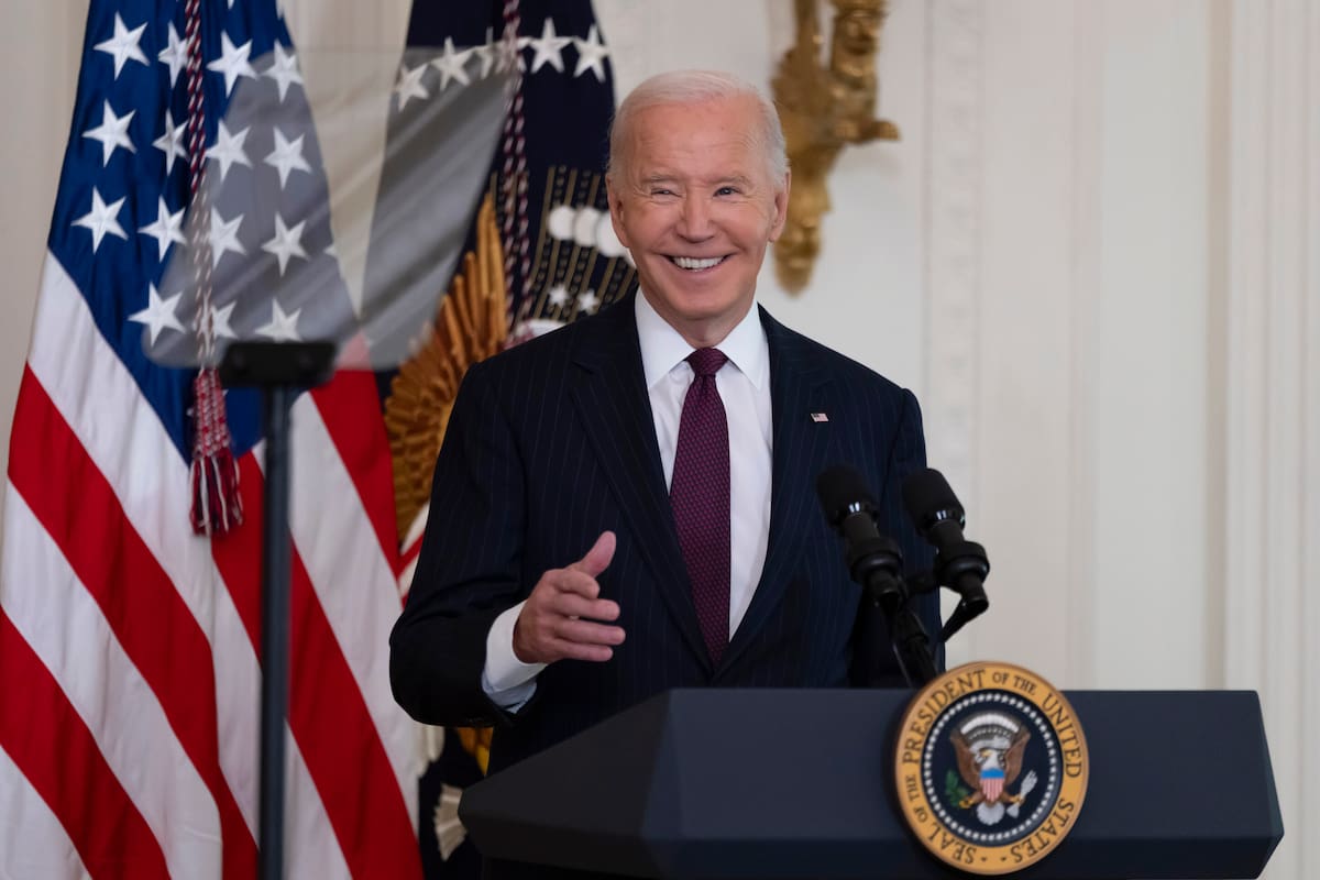 El presidente estadounidense Joe Biden se sube al Air Force One en la Base Aérea Andrews en Maryland, el 14 de noviembre del 2024, para viajar a una cumbre en Lima. (AP Foto/Jessica Rapfogel)