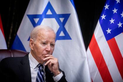 El presidente estadounidense Joe Biden se une al primer ministro de Israel para el inicio de la reunión del gabinete de guerra israelí, en Tel Aviv el 18 de octubre de 2023, en medio de las batallas en curso entre Israel y el grupo palestino Hamas.