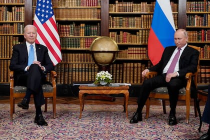 El presidente estadounidense Joe Biden y el presidente ruso Vladimir Putin en una reunión en Ginebra, miércoles 16 de junio de 2021 (AP Foto/Patrick Semansky)