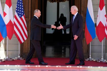 El presidente estadounidense Joe Biden y el mandatario ruso Vladimir Putin se estrechan la mano el 16 de junio del 2021, en Ginebra