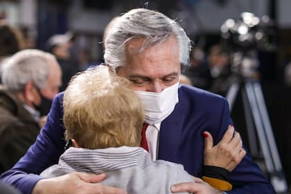 El presidente Fernández abraza a una jubilada esta tarde en Temperley.