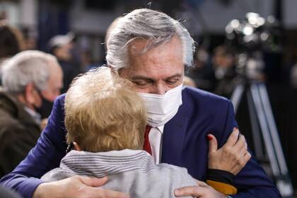 El presidente Fernández abraza a una jubilada, en Temperley.