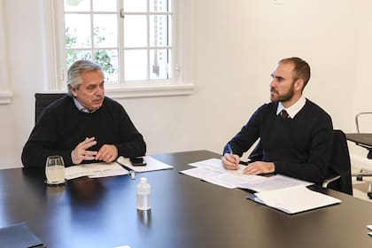 Fernández junto a Guzmán, ajustando detalles por la presentación de la oferta de deuda a los bonistas