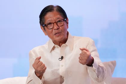 El presidente filipino hizo gimnasia improvisada para desmentir rumores sobre su salud.