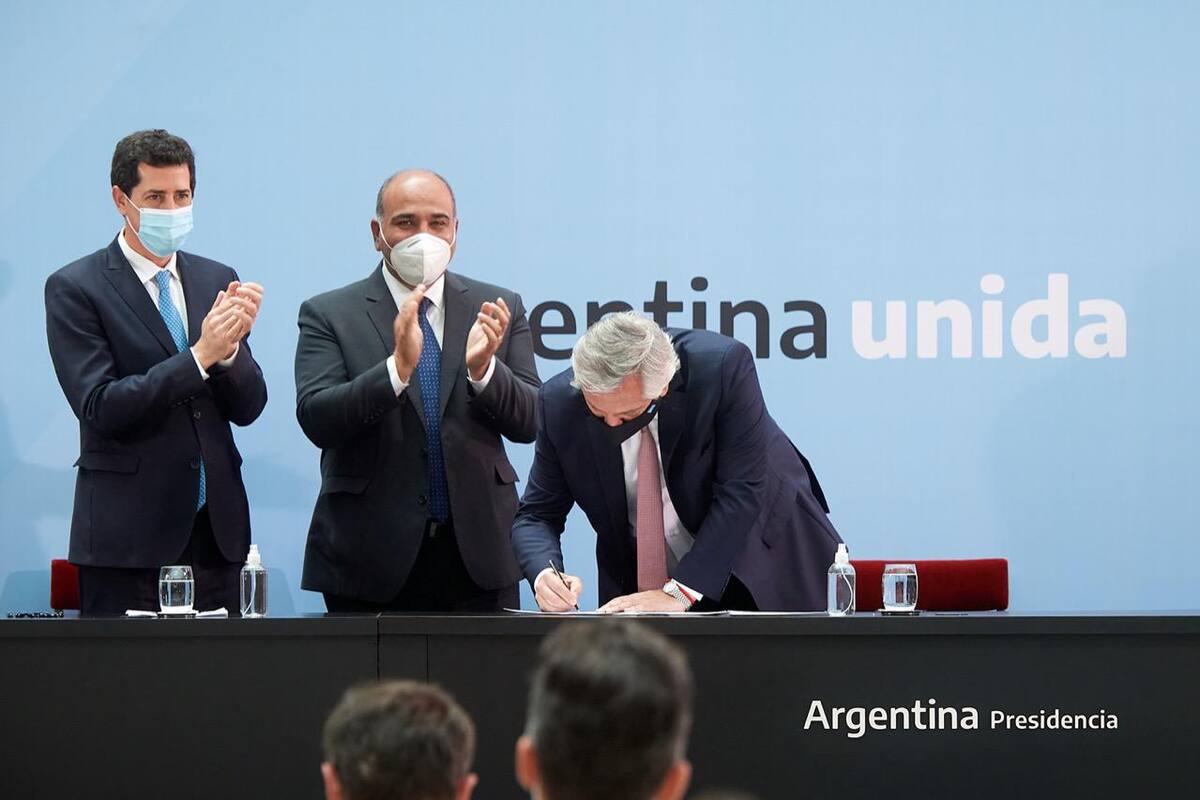 EL Presidente firma el Consenso Fiscal