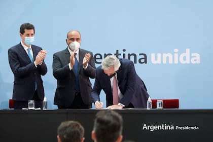 EL Presidente firma el Consenso Fiscal