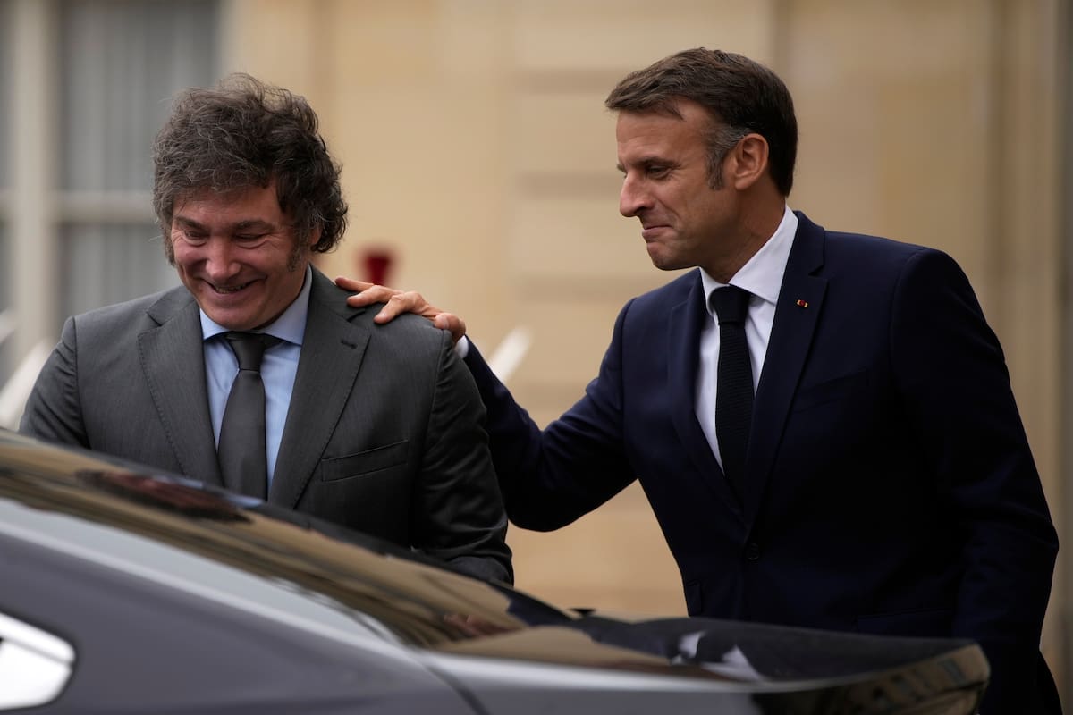 El presidente francés, Emmanuel Macron, a la derecha, tiene un gesto de cercanía con el mandatario de Argentina, Javier Milei, tras un encuentro en el Palacio del Elíseo, momentos antes de la ceremonia de apertura de los Juegos Olímpicos de 2024, el viernes 26 de julio de 2024, en París, Francia. (AP Foto/Louise Delmotte)