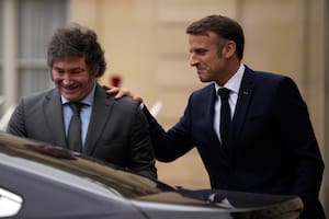 El presidente francés, Emmanuel Macron, a la derecha, tiene un gesto de cercanía con el mandatario de Argentina, Javier Milei, tras un encuentro en el Palacio del Elíseo, momentos antes de la ceremonia de apertura de los Juegos Olímpicos de 2024, el viernes 26 de julio de 2024, en París, Francia