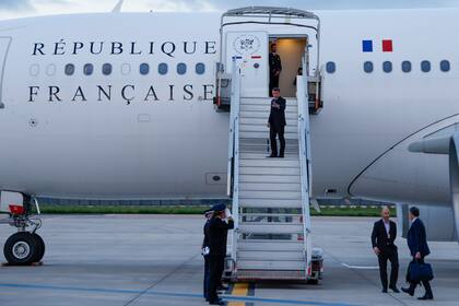 El presidente francés Emmanuel Macron aborda un avión oficial para ir a Nueva Caledonia, el 21 de mayo de 2024, en el Aeropuerto Orly de París. (Ludovic Marin/Foto compartida vía AP)