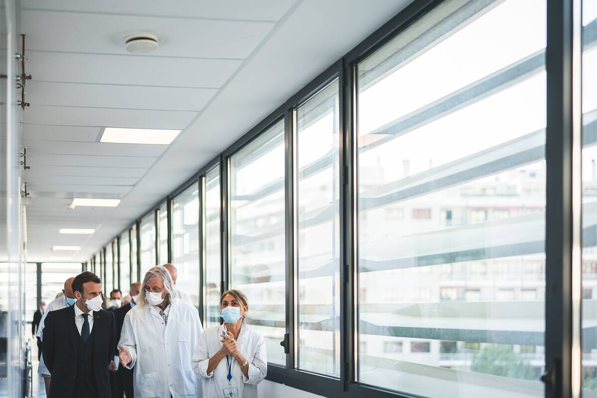 El presidente francés Emmanuel Macron acompañado del virólogo Didier Raoult