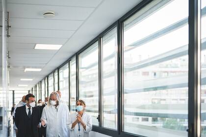 El presidente francés Emmanuel Macron acompañado del virólogo Didier Raoult