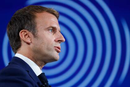 El presidente francés Emmanuel Macron al anunciar su plan económico en París el 12 de octubre del 2021.   (Ludovic Marin, Pool Photo via AP)