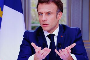 El presidente francés Emmanuel Macron aparece en pantalla mientras habla durante una entrevista televisiva desde el Palacio del Elíseo, en París, el 22 de marzo de 2023.