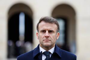 El presidente francés, Emmanuel Macron, asiste a una ceremonia oficial de bienvenida al presidente de Uzbekistán, Shavkat Mirziyoyev, en el monumento de los Inválidos en París, el miércoles 12 de marzo de 2025. (Ludovic Marin, Pool vía AP)