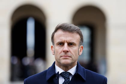 El presidente francés, Emmanuel Macron, asiste a una ceremonia oficial de bienvenida al presidente de Uzbekistán, Shavkat Mirziyoyev, en el monumento de los Inválidos en París, el miércoles 12 de marzo de 2025. (Ludovic Marin, Pool vía AP)
